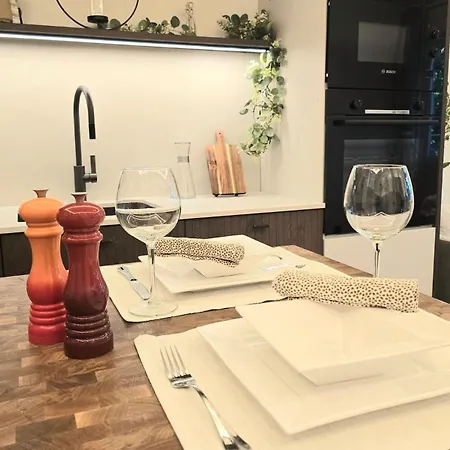 Leilighet Newly Renovated, Spacious In