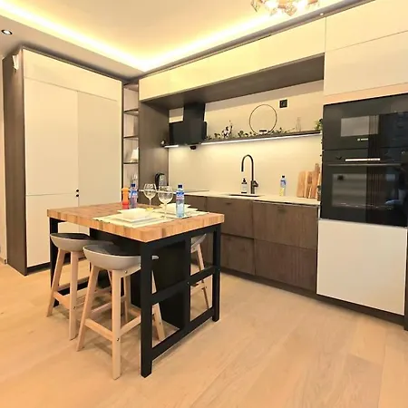 Newly Renovated, Spacious In Leilighet