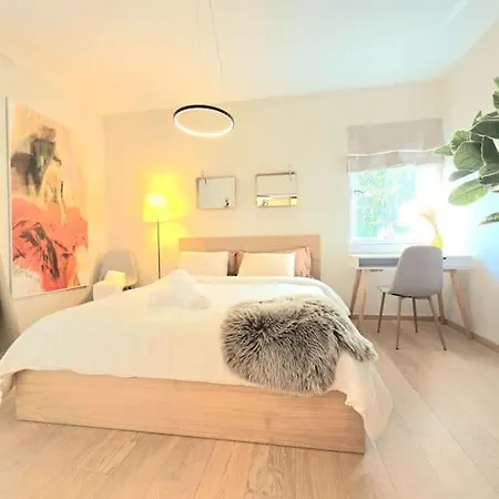 Newly Renovated, Spacious In Lägenhet *